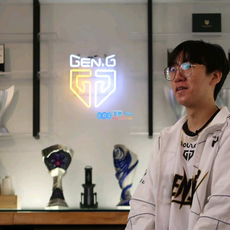 法国驻韩大使与Chovy、Ruler亲密合影，三人心情愉悦尽显笑容