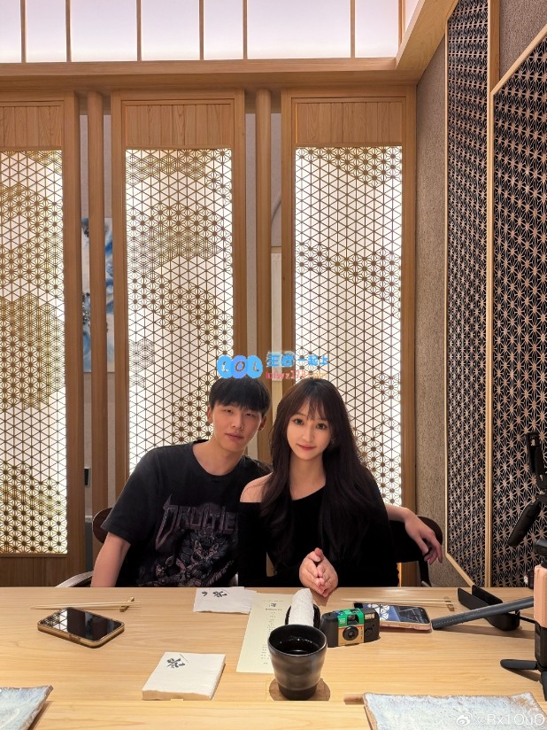 H4cker与妻子庆祝结婚三周年，晒甜蜜合照分享幸福时刻?