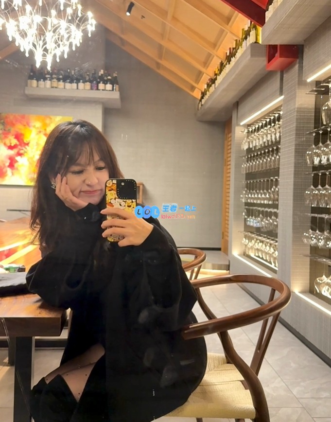 H4cker与妻子庆祝结婚三周年，晒甜蜜合照分享幸福时刻?