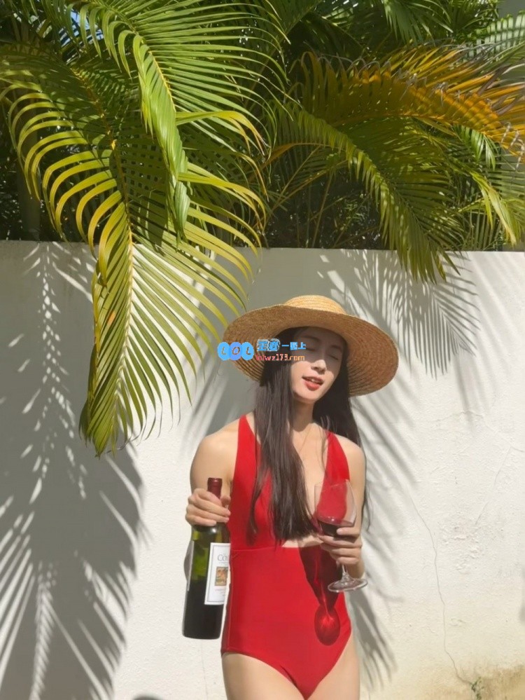 张小薇身穿红色泳装照片曝光：V神肌肤白皙面容美丽吸睛