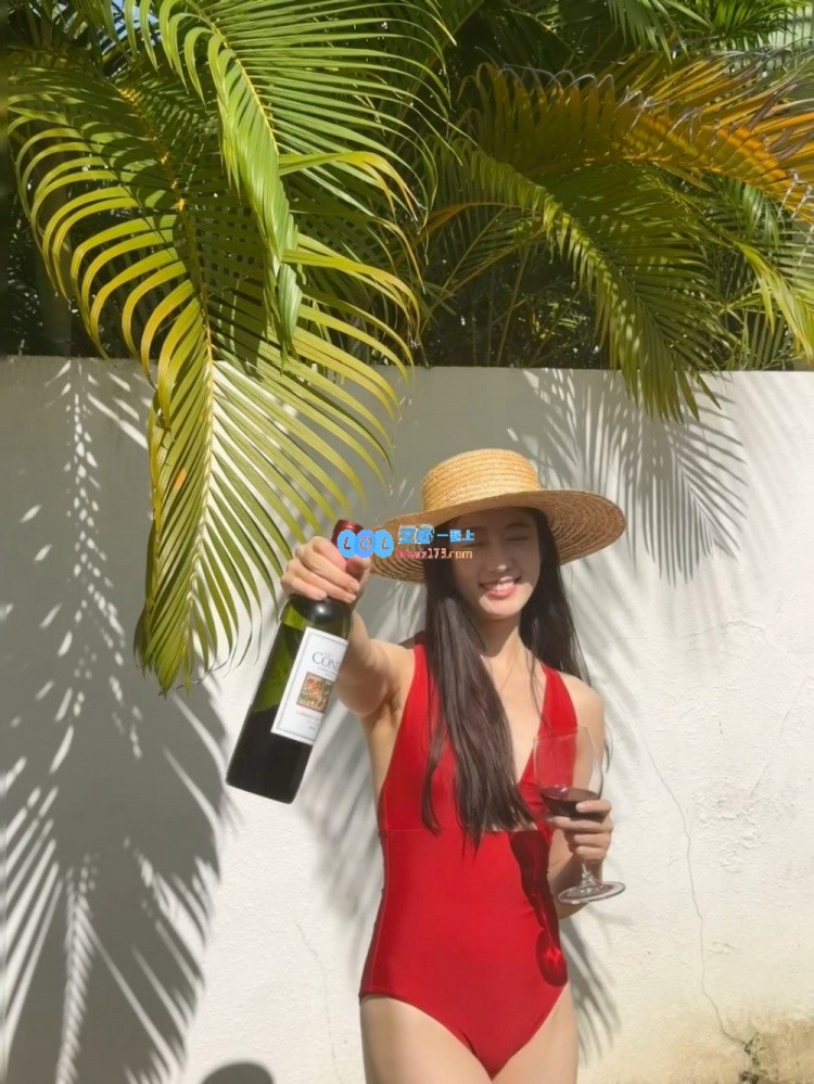 张小薇身穿红色泳装照片曝光：V神肌肤白皙面容美丽吸睛
