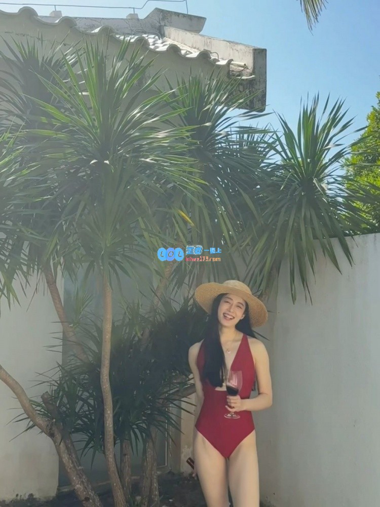张小薇身穿红色泳装照片曝光：V神肌肤白皙面容美丽吸睛