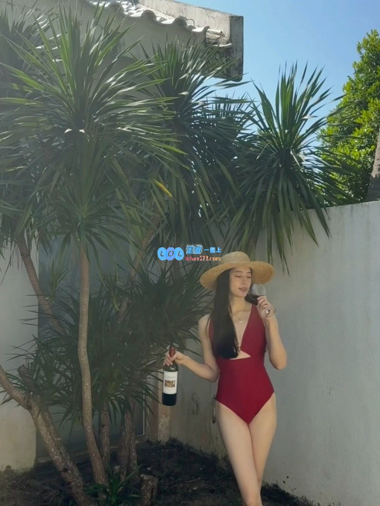 张小薇身穿红色泳装照片曝光：V神肌肤白皙面容美丽吸睛