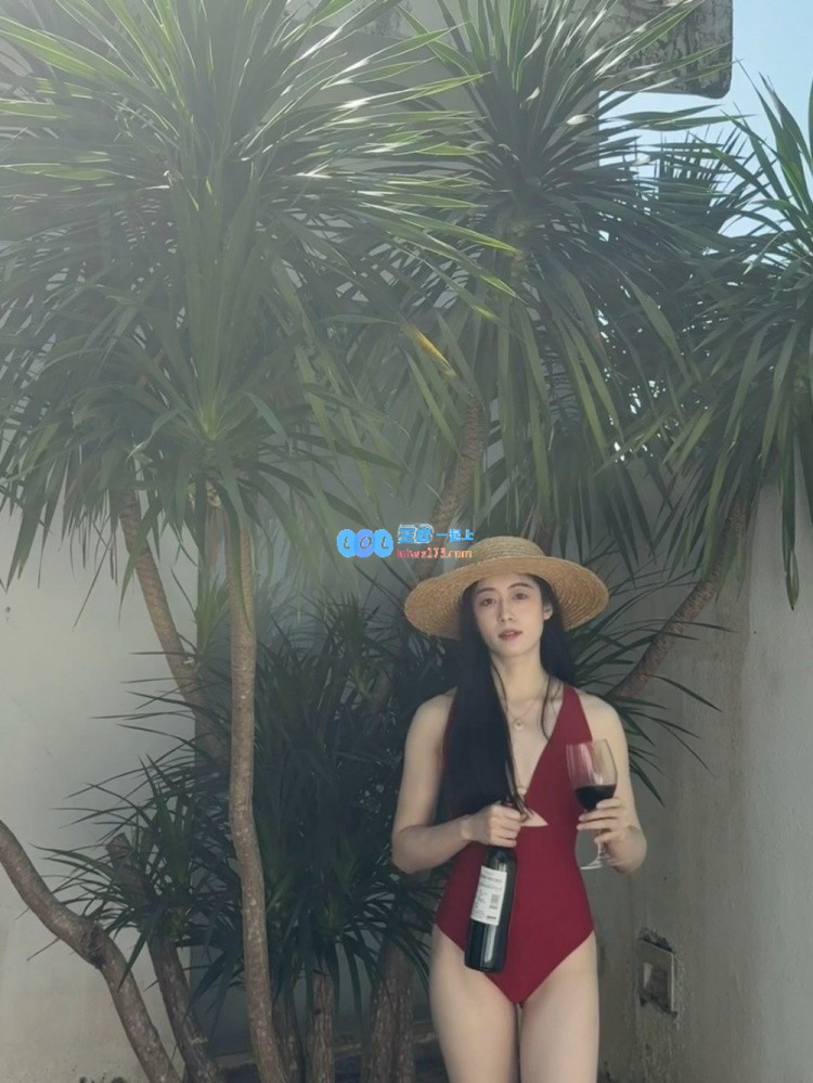 张小薇身穿红色泳装照片曝光：V神肌肤白皙面容美丽吸睛