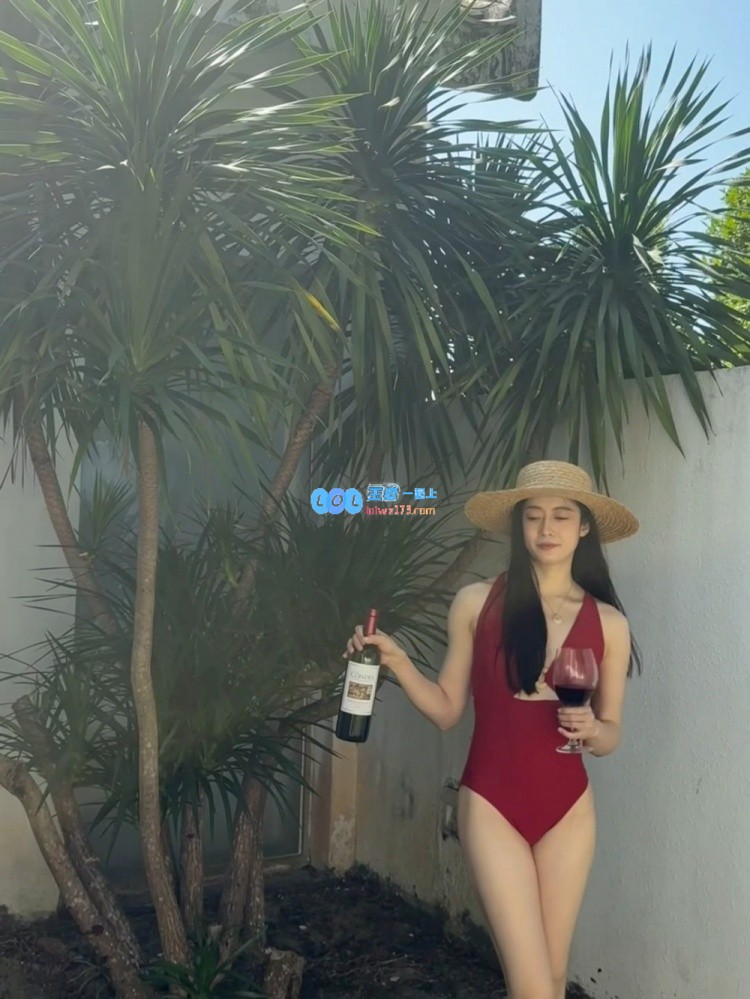 张小薇身穿红色泳装照片曝光：V神肌肤白皙面容美丽吸睛