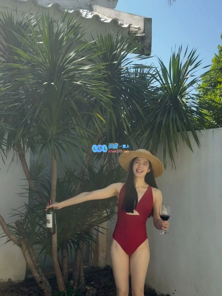 张小薇身穿红色泳装照片曝光：V神肌肤白皙面容美丽吸睛