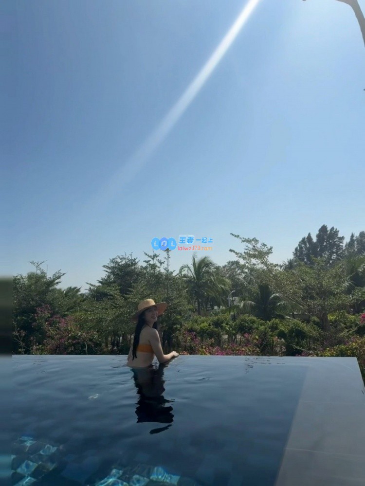 张小薇分享度假前的美照：期待假期的到来倒计时开始了