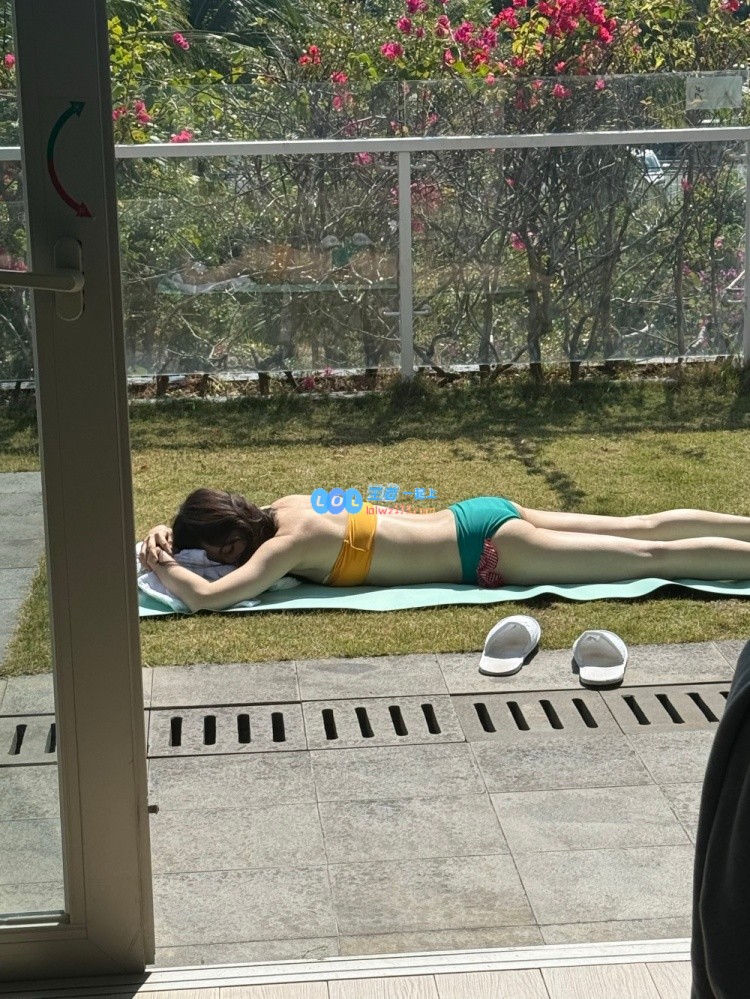 张小薇分享度假前的美照：期待假期的到来倒计时开始了