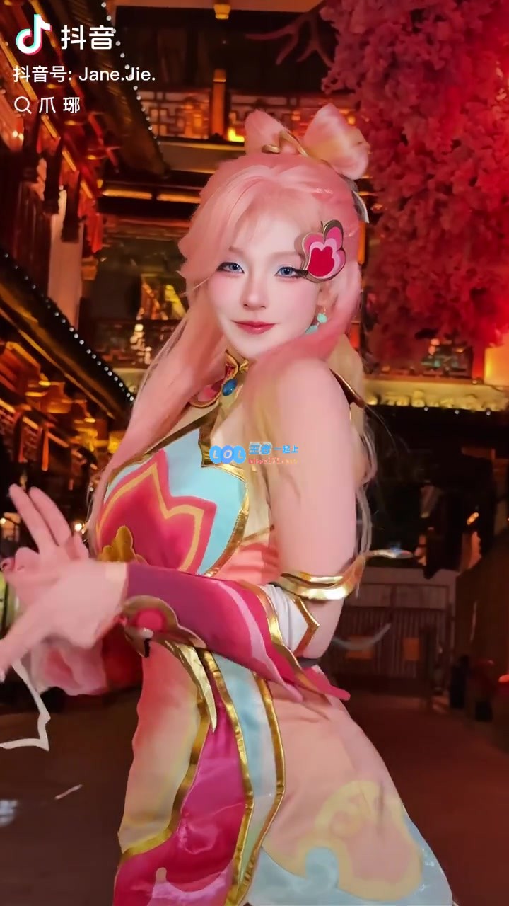 爪老师化身蝴蝶结拉克丝:媚眼如丝,摇曳小腰舞动飞扬!