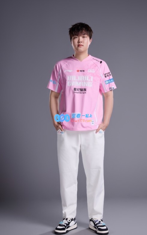 BLG揭晓2025赛季新队服定妆照：Bin哥手势比✌，白色与粉色战袍齐亮相