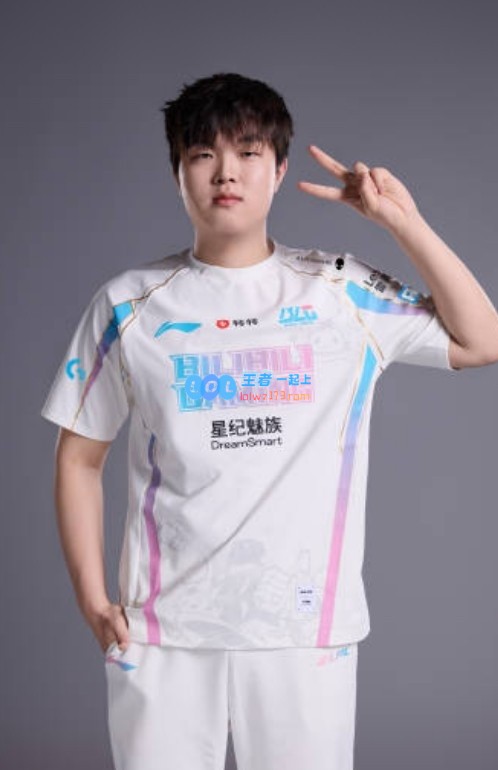 BLG揭晓2025赛季新队服定妆照：Bin哥手势比✌，白色与粉色战袍齐亮相