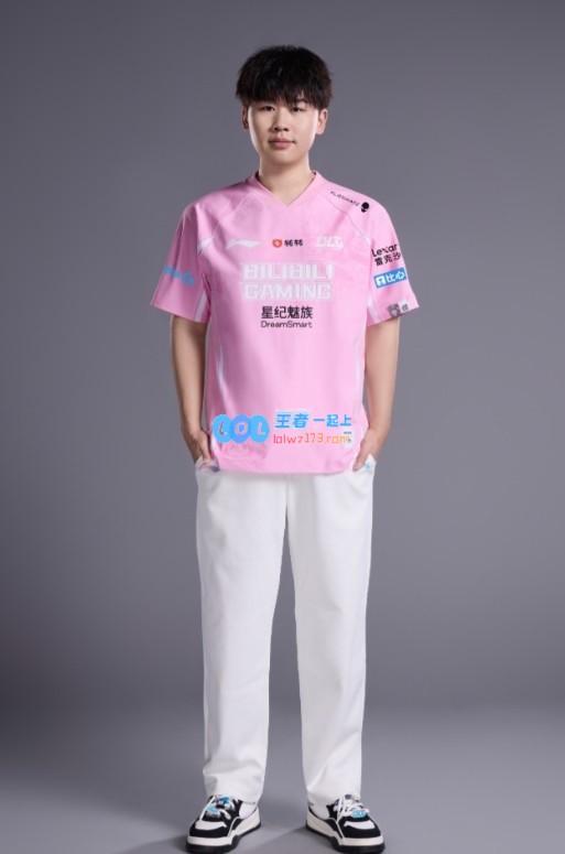 BLG揭晓2025赛季新队服定妆照：Bin哥手势比✌，白色与粉色战袍齐亮相
