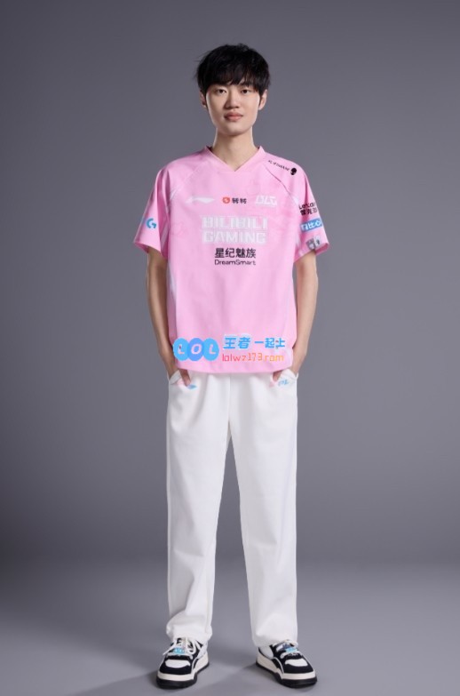 BLG揭晓2025赛季新队服定妆照：Bin哥手势比✌，白色与粉色战袍齐亮相