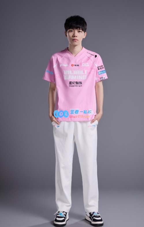 BLG揭晓2025赛季新队服定妆照：Bin哥手势比✌，白色与粉色战袍齐亮相