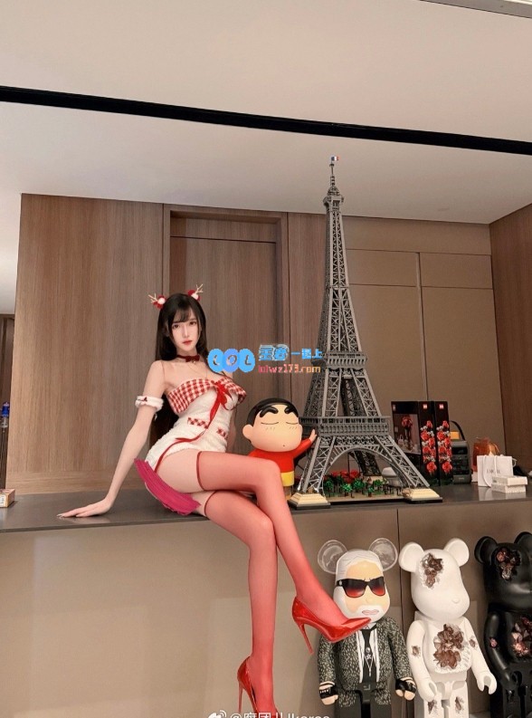 主播腐团儿性感扮演圣诞小麋鹿：红色高跟鞋与白皙美腿令人心动不已