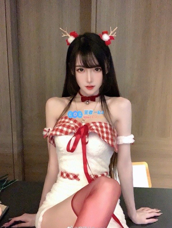 主播腐团儿性感扮演圣诞小麋鹿：红色高跟鞋与白皙美腿令人心动不已