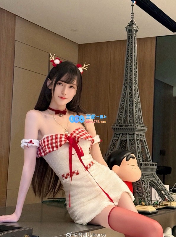主播腐团儿性感扮演圣诞小麋鹿：红色高跟鞋与白皙美腿令人心动不已