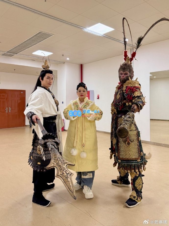 龚琳娜与《黑神话：悟空》二郎神及天命人合影，Pose酷炫引发热议！