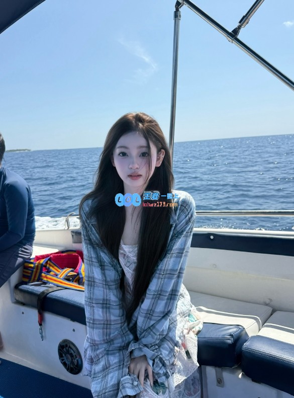 王思聪与神秘女友亲密合照首次曝光，马尔代夫旅游照中钞票燃烧无人机圣诞树美得惊人