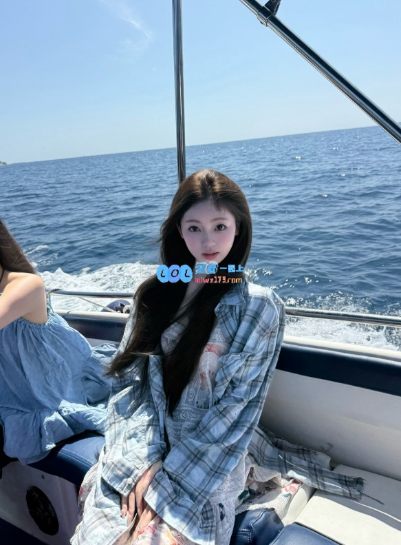 王思聪与神秘女友亲密合照首次曝光，马尔代夫旅游照中钞票燃烧无人机圣诞树美得惊人