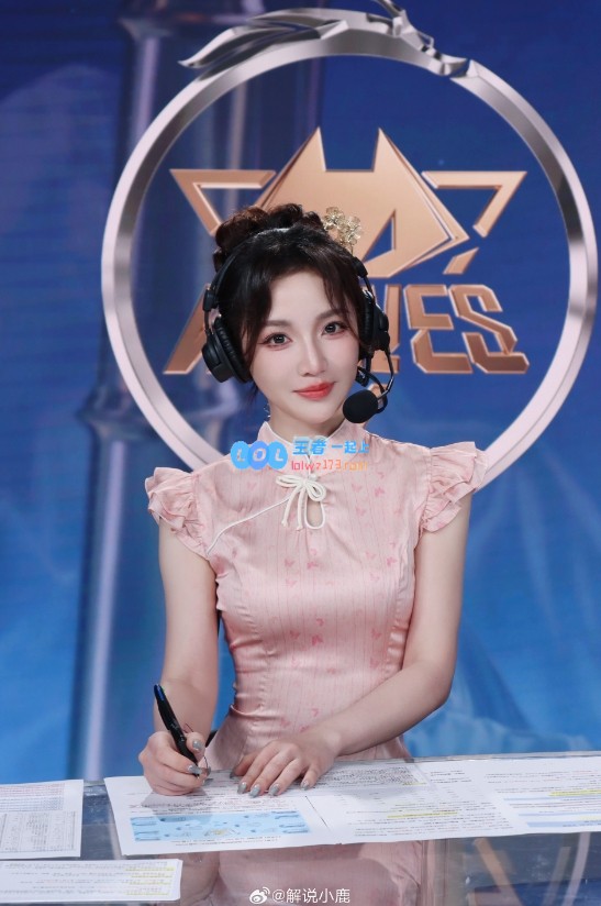 小鹿的美丽瞬间：穿着旗袍的她实在太迷人了?✨