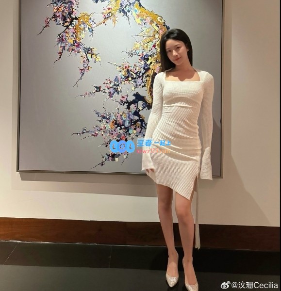 前LPL美女主持汶珊分享新年祝福：蛇年吉祥如意蛇运亨通生活越来越美好！