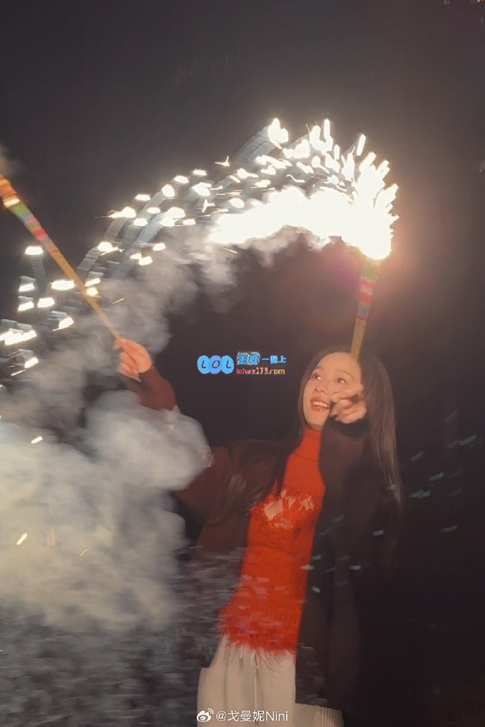 无畏契约主持戈曼妮晒春节自拍：让空中绚丽烟花传达我的新年祝福?
