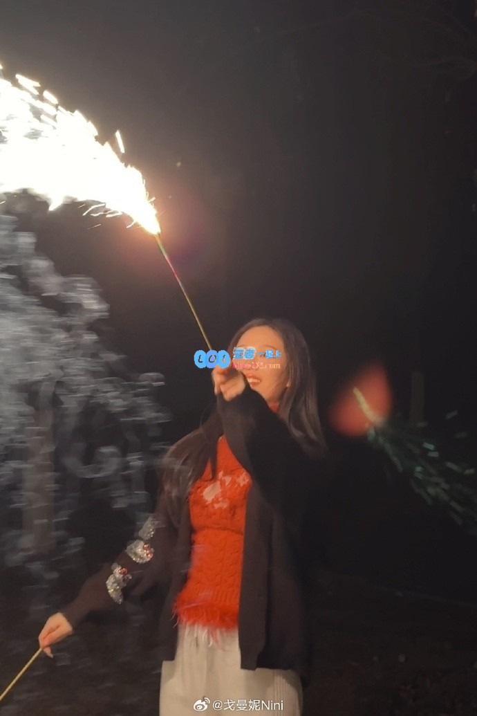 无畏契约主持戈曼妮晒春节自拍：让空中绚丽烟花传达我的新年祝福?