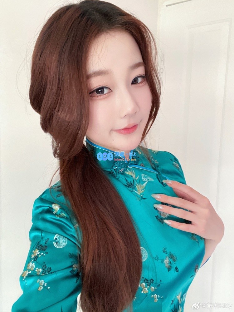 身穿旗袍尽显优雅风情！Kitty分享美照：祝大家新年快乐，蛇年好运连连~