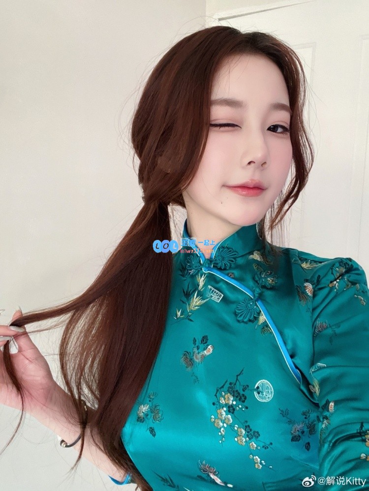 身穿旗袍尽显优雅风情！Kitty分享美照：祝大家新年快乐，蛇年好运连连~