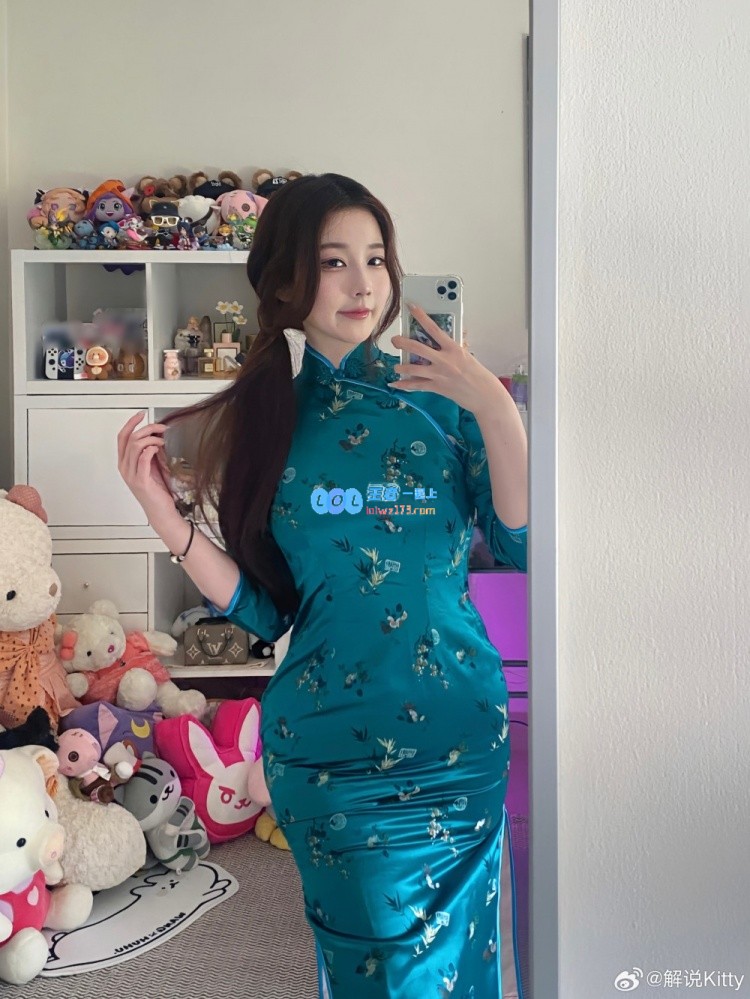 身穿旗袍尽显优雅风情！Kitty分享美照：祝大家新年快乐，蛇年好运连连~