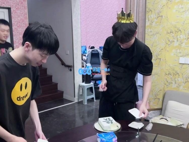 祝Xiaobai教练生日快乐！AL晒出庆生照，愿你每天都充满快乐与幸福?
