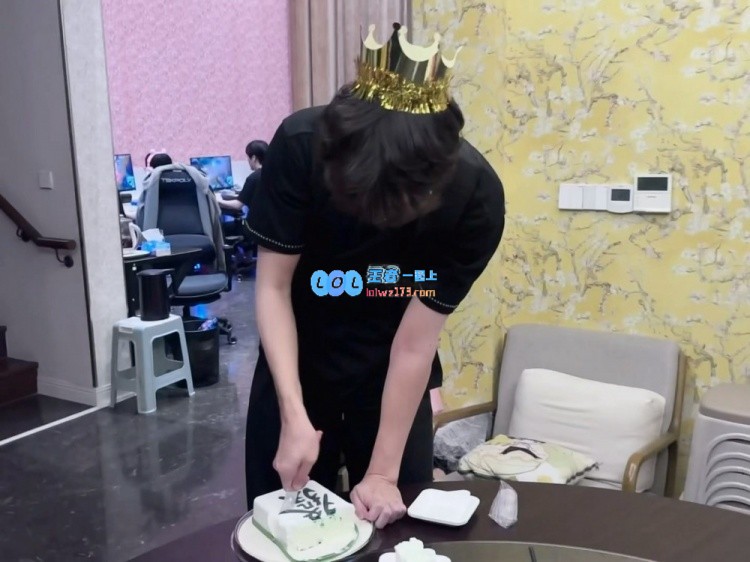 祝Xiaobai教练生日快乐！AL晒出庆生照，愿你每天都充满快乐与幸福?