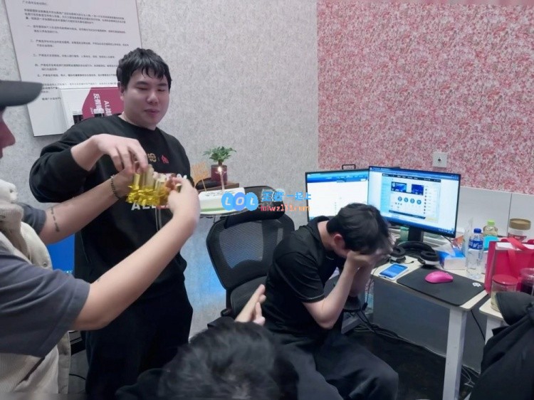 祝Xiaobai教练生日快乐！AL晒出庆生照，愿你每天都充满快乐与幸福?