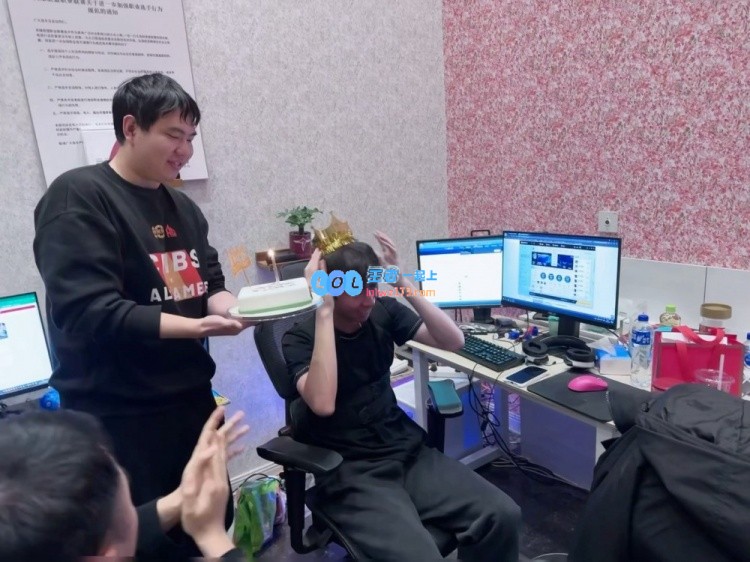 祝Xiaobai教练生日快乐！AL晒出庆生照，愿你每天都充满快乐与幸福?
