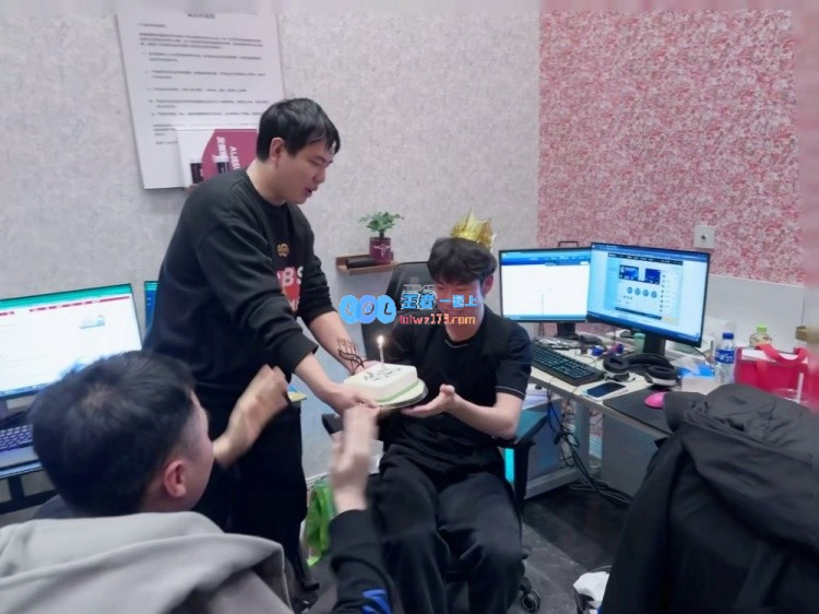 祝Xiaobai教练生日快乐！AL晒出庆生照，愿你每天都充满快乐与幸福?