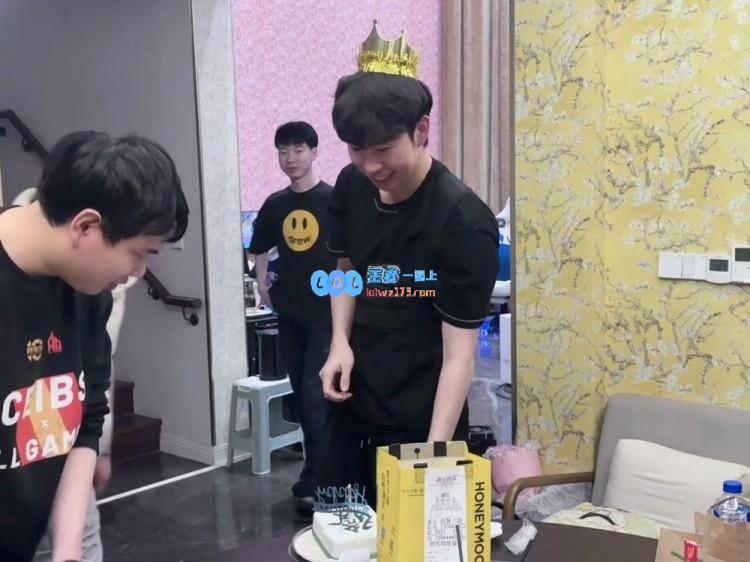 祝Xiaobai教练生日快乐！AL晒出庆生照，愿你每天都充满快乐与幸福?
