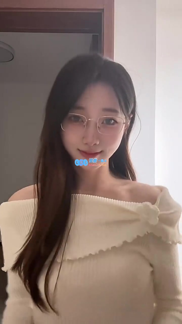 ?是时候尝试新风格了!阿芙发布新视频:配上眼镜后真的很不一样~