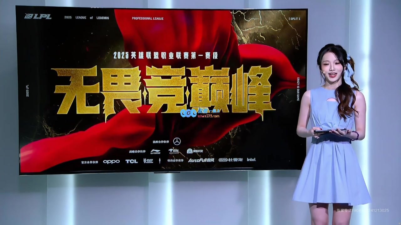 今日互动女主持阿芙:淡雅短裙搭配,巧妙展现她的迷人美腿