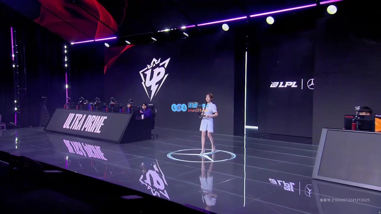 今日女主持Baobao:浅灰蓝色连衣裙搭配,大家觉得效果如何呢?
