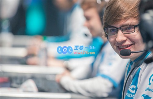 前C9下路选手Sneaky在美服登顶王者，金克丝胜率惊人高达69％