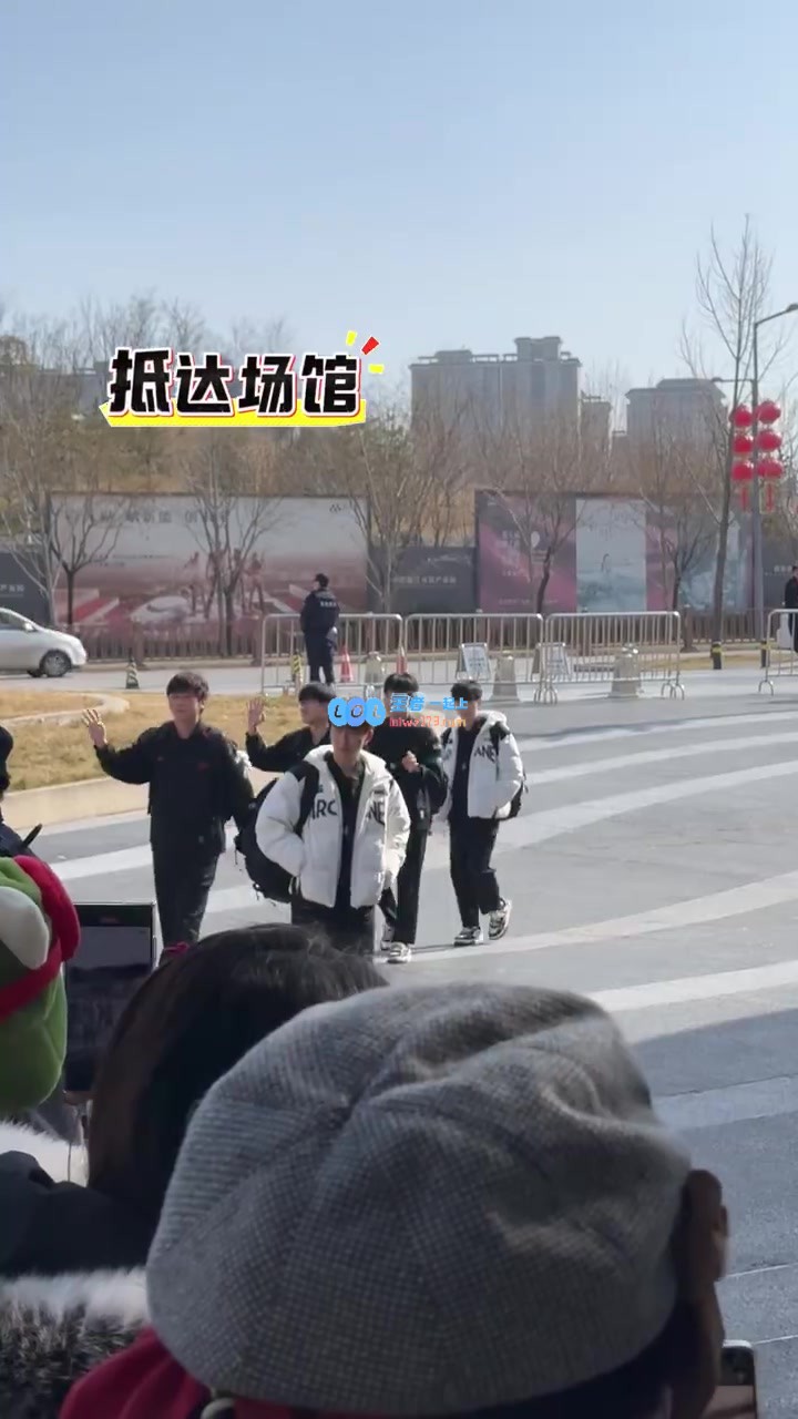 JDG官方微博发布赛场幕后花絮:Tabe教练关心爱徒Ale与Xun调试环节前的表现