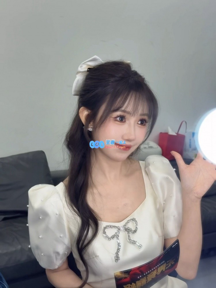 LPL主持人BaoBao分享新赛季照片：庆祝回归LPL两周年纪念，感慨满满