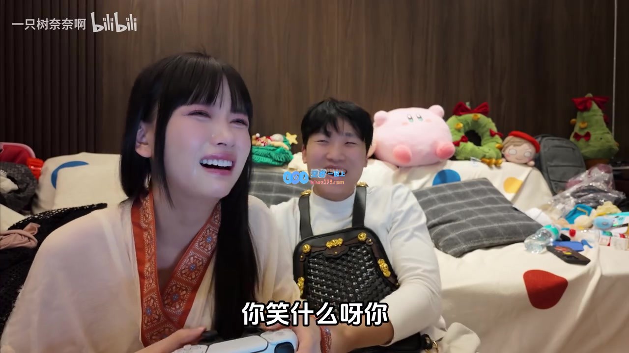不如你们来一局情侣游戏吧!树奈奈与小伞的趣味互动:小树默默流泪而小伞却开心大笑