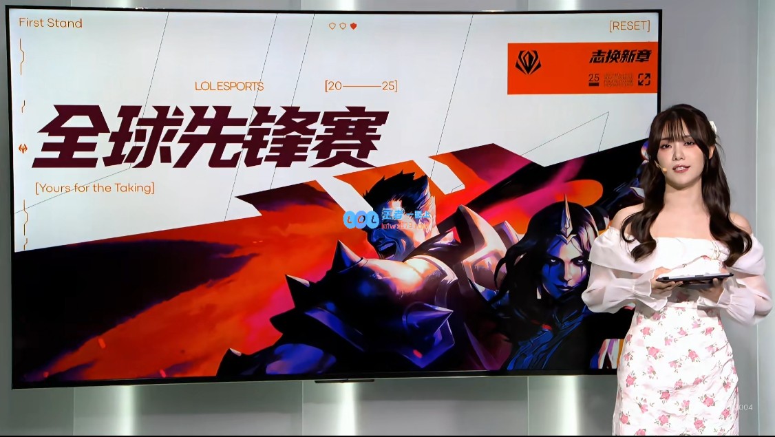 先锋赛LPL中文流今日互动女主持人小钰：粉色连衣旗袍尽显优雅气质与小露香肩魅力~