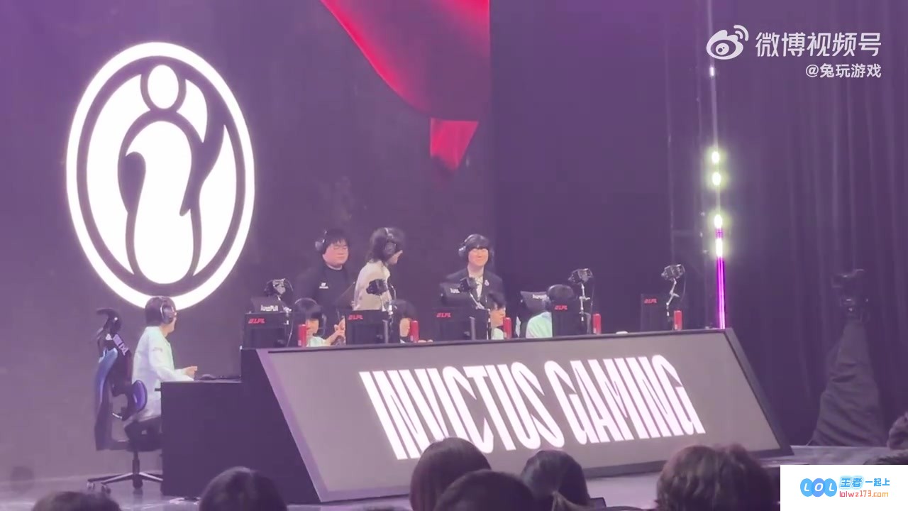 指导瘾再度来袭!Meiko在发现Jiejie即将独自登台演出时,毫不犹豫地转好椅子准备认真围观