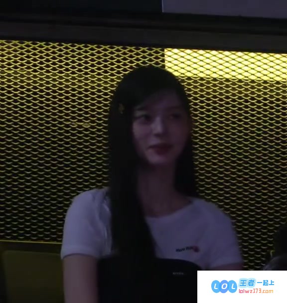 热血沸腾的LCK揭幕战现场,韩国女团ILLIT成员慜柱为选手们全力应援,彰显强大支持力量!