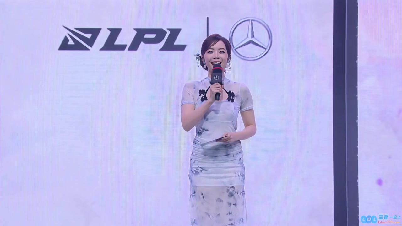 上海主场魅力女主持人余霜精彩出镜:优雅经典旗袍穿搭,独特半镂空设计展现别样风情