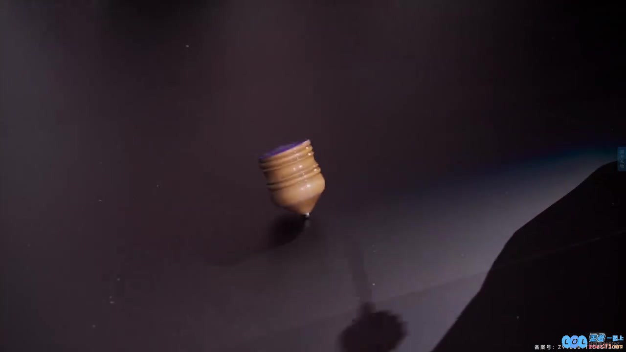 太搞笑了!老头杯中韩对决总决赛现场热闹非凡,竟然还有工作人员在默默抽陀螺?
