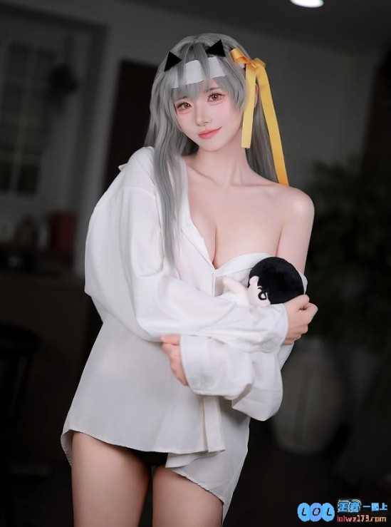 ??Faker美女粉丝晒COS照：这身材简直有点顶！超级惊艳，太让人心动了！